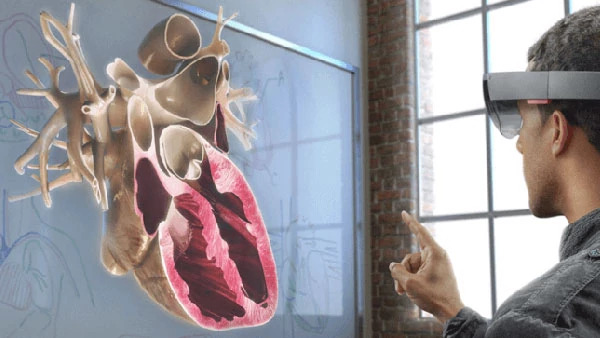 Virtual Reality in Medicine: Treatment, Education,Training